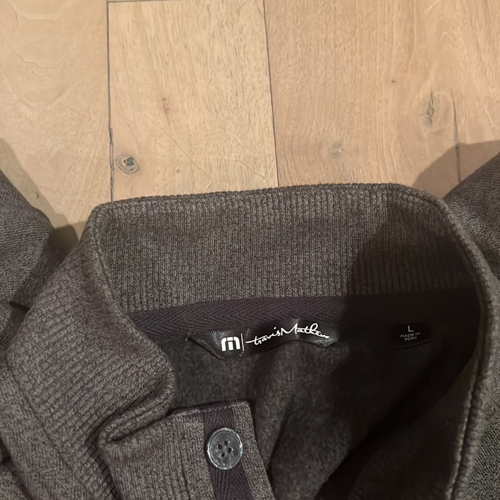 Travis Matthew pullover Henley - Picture 2 of 2